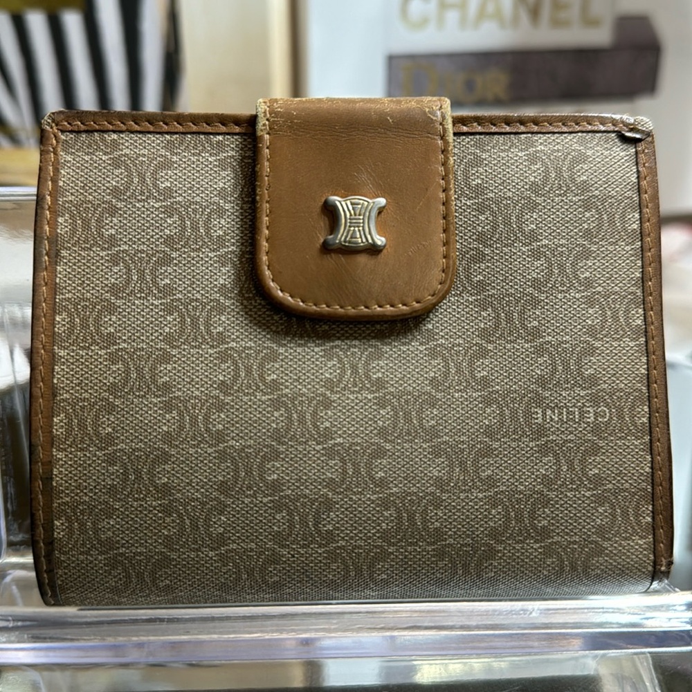 VGUC Celine wallet kiss lock, snap closure gold tone hardware